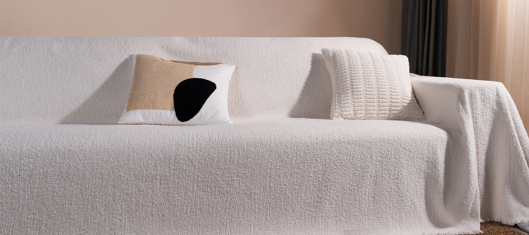 Ambiance cosy et décoration intérieure avec les housses de canapé Le Cocon Douillet.