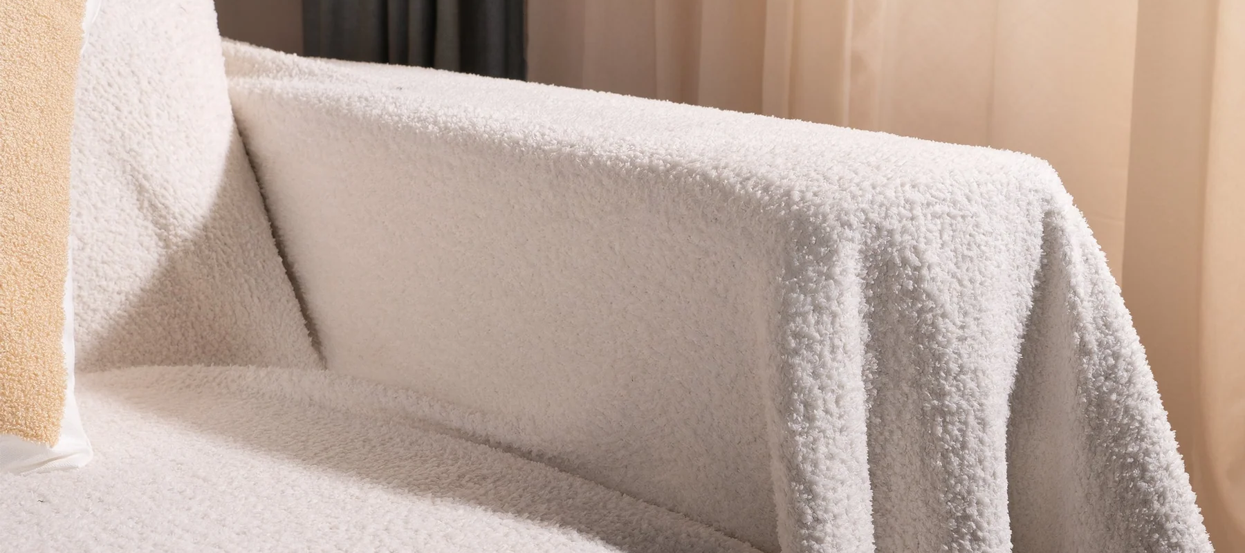 Ambiance cosy et décoration intérieure avec les housses de canapé Le Cocon Douillet