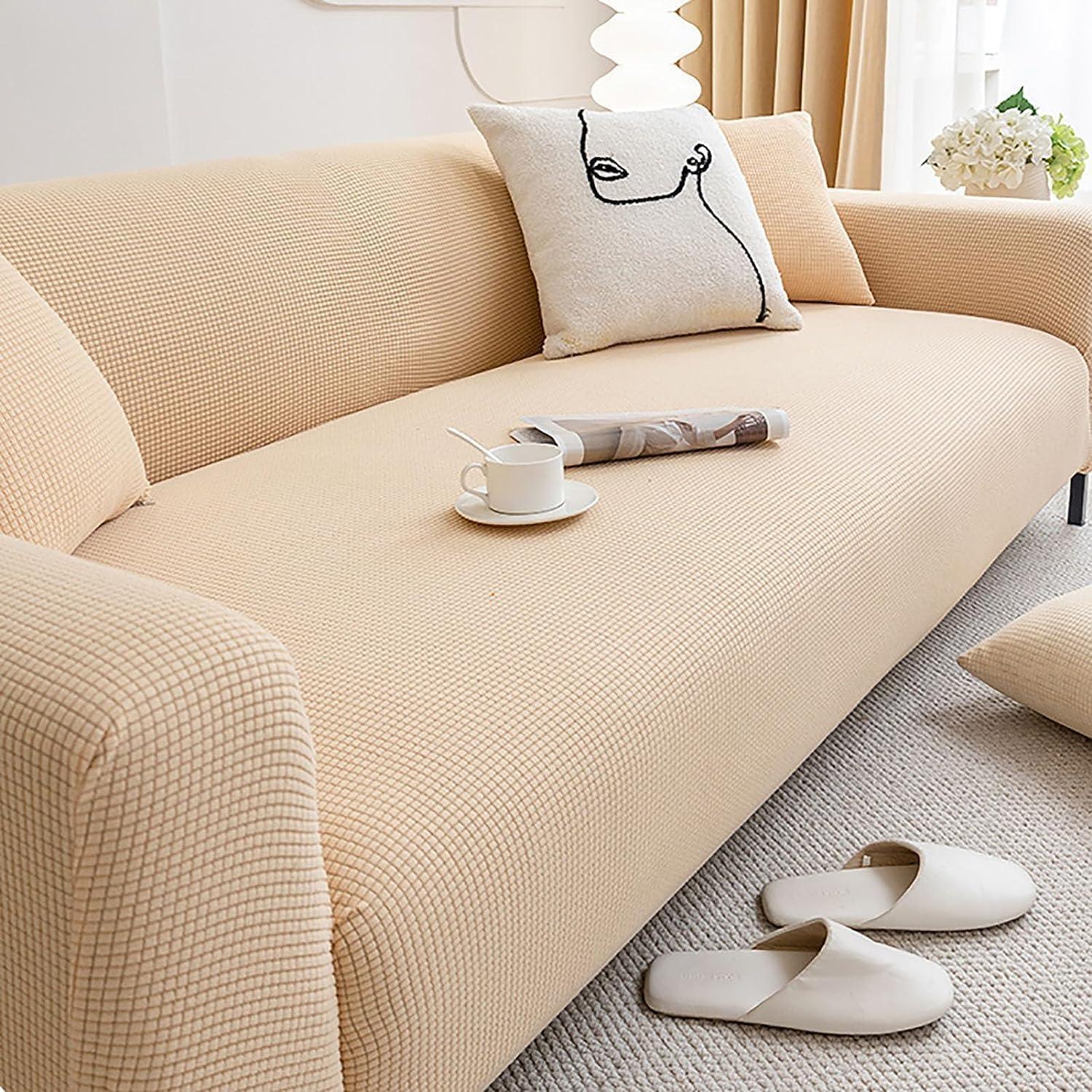 Housse de canapé Cléa en coton extensible, moderne et durable beige foncé.