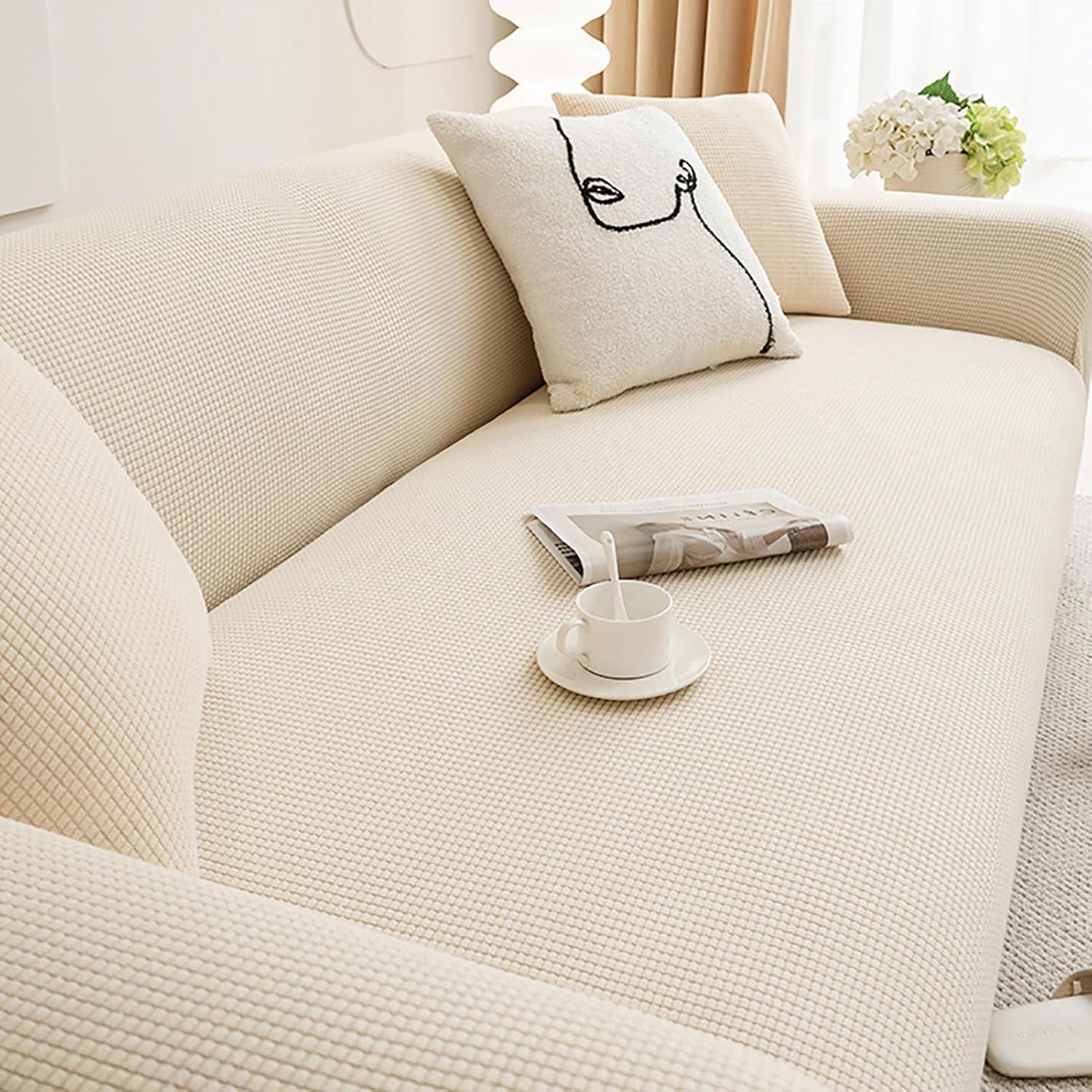 Housse de canapé Cléa en coton extensible, moderne et durable beige.