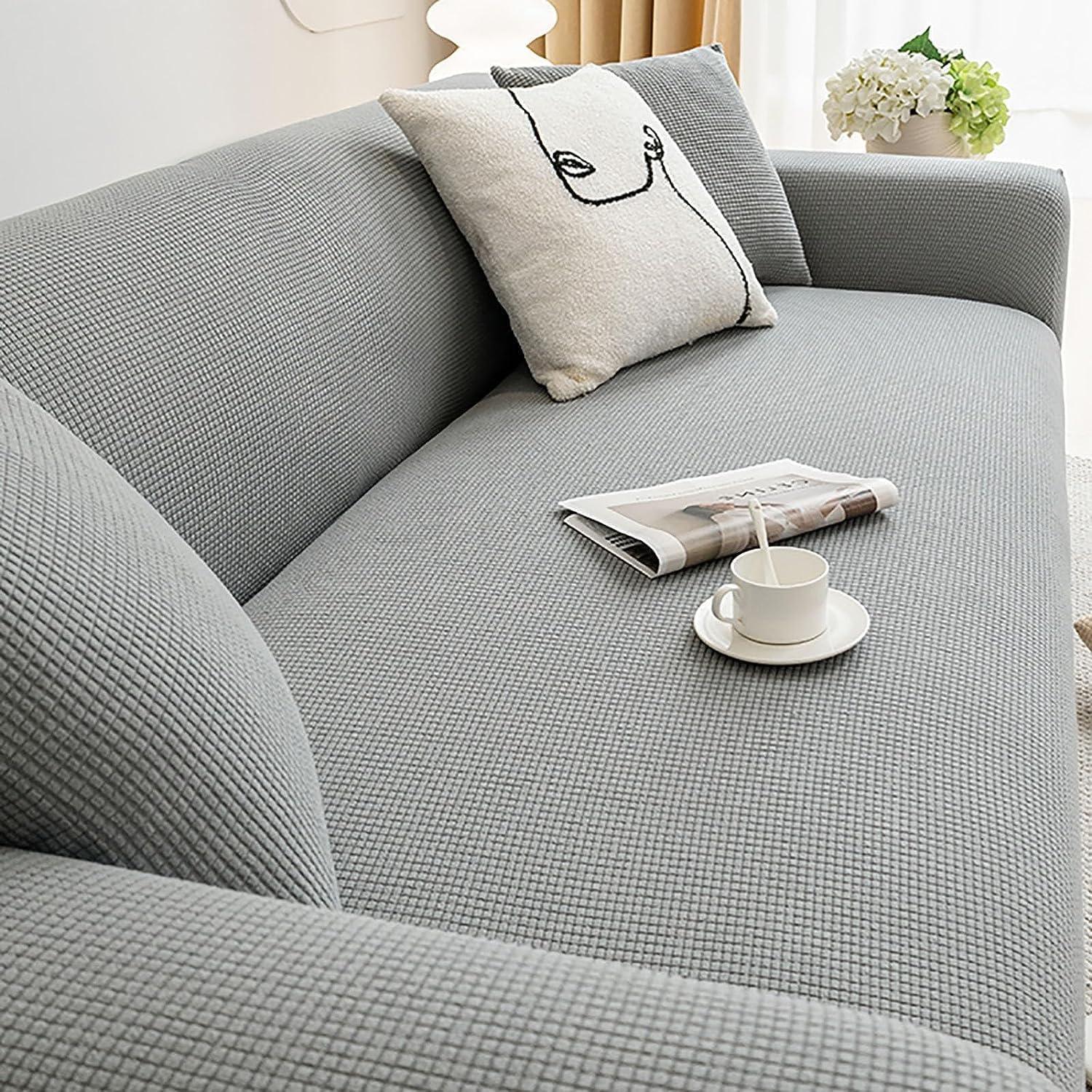 Housse de canapé Cléa en coton extensible, moderne et durable grise clair.